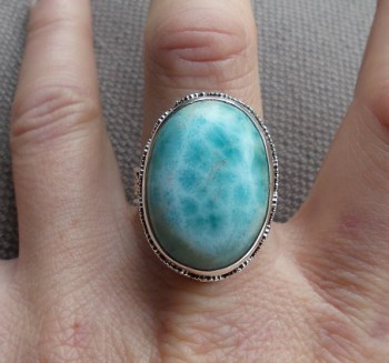 Zilveren ring met ovale Larimar gezet in bewerkte setting 18.5 m